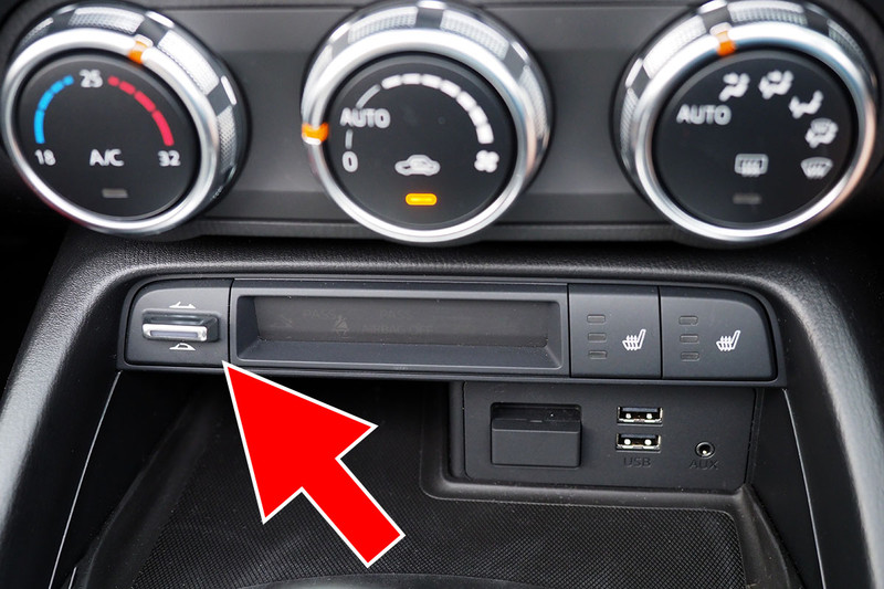 ルーフ開閉操作はセンターコンソール前方左のボタンで行います。ルーフの開閉状態はメーターパネル左側に表示されます。