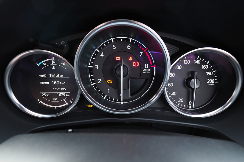 ルーフ開閉操作はセンターコンソール前方左のボタンで行います。ルーフの開閉状態はメーターパネル左側に表示されます。