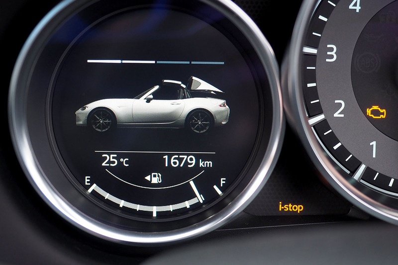 ルーフ開閉操作はセンターコンソール前方左のボタンで行います。ルーフの開閉状態はメーターパネル左側に表示されます。