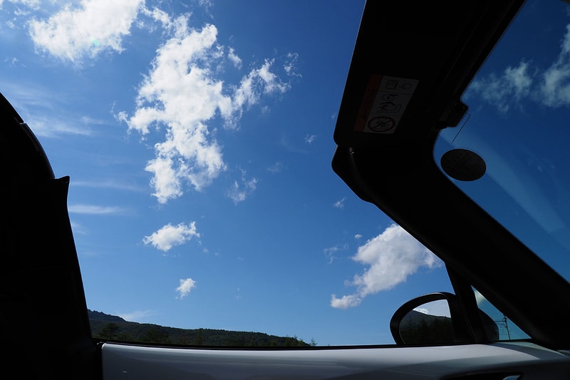 一日のドライブのなか、気持ちの良い道はオープンで。後方の解放感はソフトトップの「ROADSTER」のほうがずっと豊かですが、上下左右の視野が広くて爽快です。「夕方になってきたからルーフを閉めよう」と思っても、ボタン操作ひとつでルーフを閉じられます。