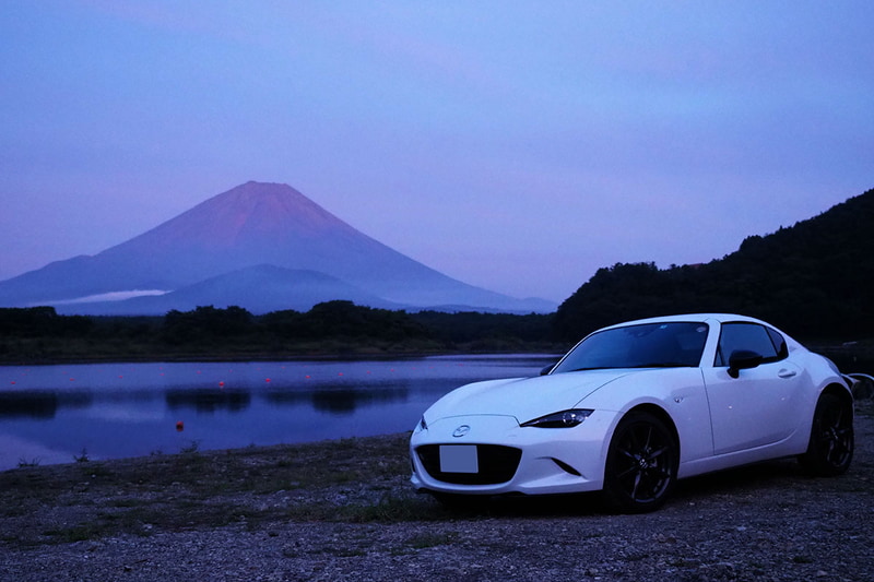 一日のドライブのなか、気持ちの良い道はオープンで。後方の解放感はソフトトップの「ROADSTER」のほうがずっと豊かですが、上下左右の視野が広くて爽快です。「夕方になってきたからルーフを閉めよう」と思っても、ボタン操作ひとつでルーフを閉じられます。