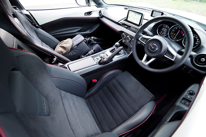 「ROADSTER RF」のグレードは「RS」を選択。決め手はレカロ製のシートでした。ブランド云々でなく、筆者の身長にマッチし、座った感触なども非常に良好だったので。本格的なレカロシートではなく、リクライニングできるタイプですが、横方向のホールド感はとても良好です。