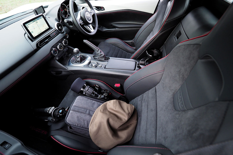 「ROADSTER RF」のグレードは「RS」を選択。決め手はレカロ製のシートでした。ブランド云々でなく、筆者の身長にマッチし、座った感触なども非常に良好だったので。本格的なレカロシートではなく、リクライニングできるタイプですが、横方向のホールド感はとても良好です。