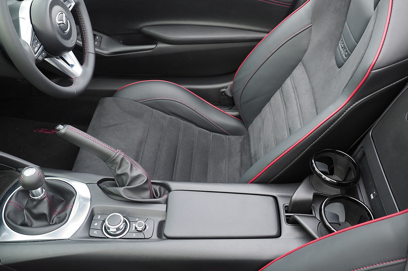 助手席側から見た様子。シートとシートの間に小物収納スペースとカップホルダーがあります。カップホルダーは助手席前方に移動可能。