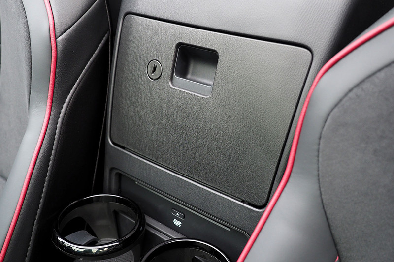 小物収納スペースの真下にDVDドライブがあります。小物収納スペースの容量は大きくありませんが、車検証と車両マニュアルくらいは収まります。