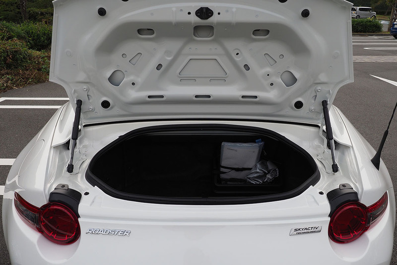 「ROADSTER RF」を後方から見た様子。トランクリッドは電子式ボタンで開きます。