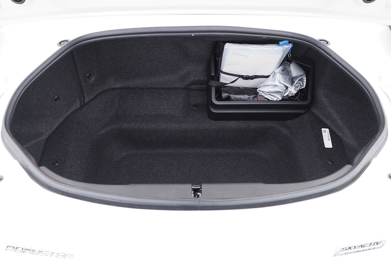 トランク容量は127L。VDA方式での容量計測で、20×10×5cm（容量1L）の箱を詰めていって何個入るかですので、この大きさの箱が127個入る空間です。うまくモノを詰めれば、けっこー入ります。右は洗車用品を大きめコンビニ袋×2つと踏み台になるタイプのポリバケツを入れ、さらにバスタオルを3枚入れたところ。航空機持ち込みサイズ（55×40×25cm以内）のキャリーバッグ×2個を収納できるそうです。左写真右上に見えているのはマルチボックスで、ここにちょっとした工具や書類などの小物を入れておけます。