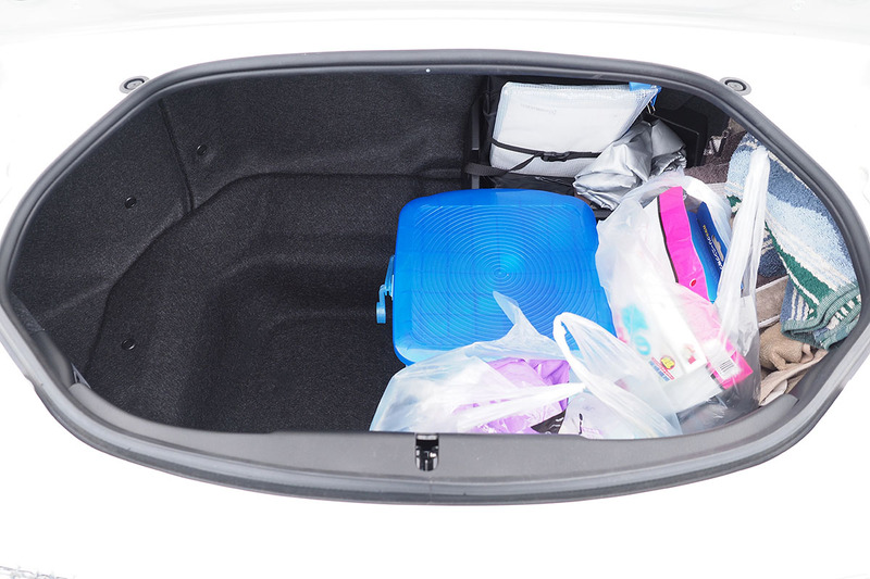 トランク容量は127L。VDA方式での容量計測で、20×10×5cm（容量1L）の箱を詰めていって何個入るかですので、この大きさの箱が127個入る空間です。うまくモノを詰めれば、けっこー入ります。右は洗車用品を大きめコンビニ袋×2つと踏み台になるタイプのポリバケツを入れ、さらにバスタオルを3枚入れたところ。航空機持ち込みサイズ（55×40×25cm以内）のキャリーバッグ×2個を収納できるそうです。左写真右上に見えているのはマルチボックスで、ここにちょっとした工具や書類などの小物を入れておけます。