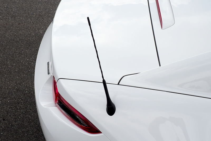 アンテナはリア右側にあり、ねじ込み式です。右写真はダッシュボード周辺の様子。メーター上部とフロントウィンドウの隙間は僅かで、ギリギリ手のひらが入るくらいの空間してないのでモノを置くのは難しいです。中央には純正のモニターが突き出ていて、このモニターは格納などすることができず、常にこの状態。この位置にも何かを設置しにくい感じ。左側はエアバッグなどもあり、ダッシュボードの傾斜がキツめで広さもあまりないので、ここも何かを設置するのには向きません。ちなみに、中央モニターの右後ろに写っているのはレーダー探知機で、モニター上方に見えるのはドライブレコーダー。これらの機器は、スペースやドライバー視線の関係で、この位置以外への取付ができませんでした。