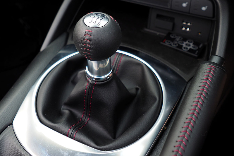 「ROADSTER RF」のMT仕様を選びました（「RS」グレードにはMTしかありませんが）。FR（前方にエンジンを配した後輪駆動）で、エンジン排気量は約2L。エンジンのヘッドカバー部は敢えて凹凸をなくし「磨きやすくしてある」とのこと。エンジンのヘッドカバーをピカピカにして楽しむという趣味人のための心遣いです。