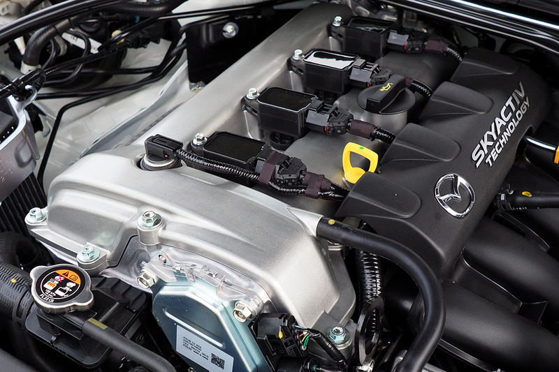 「ROADSTER RF」のMT仕様を選びました（「RS」グレードにはMTしかありませんが）。FR（前方にエンジンを配した後輪駆動）で、エンジン排気量は約2L。エンジンのヘッドカバー部は敢えて凹凸をなくし「磨きやすくしてある」とのこと。エンジンのヘッドカバーをピカピカにして楽しむという趣味人のための心遣いです。