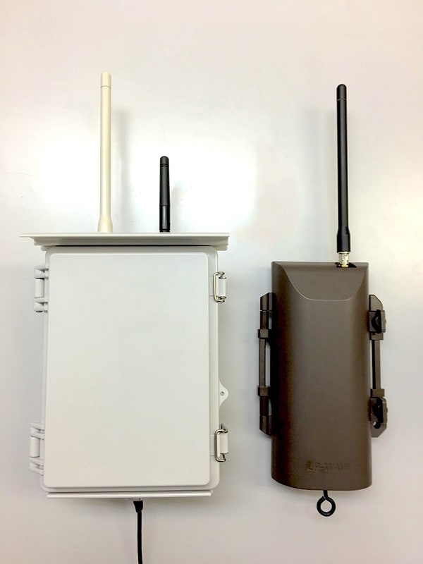 親機（左）と子機