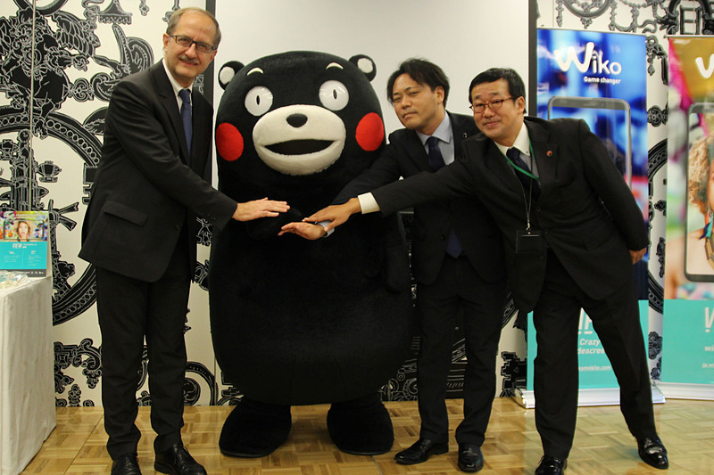左から、フランス大使館貿易投資庁 ビジネスフランス 日本事務所 代表 パスカル・ゴンドラン氏、くまモン、ウイコウ・ジャパンのManaging Director 嶽貴友紀氏、コムテクノ代表取締役 野口和弘氏