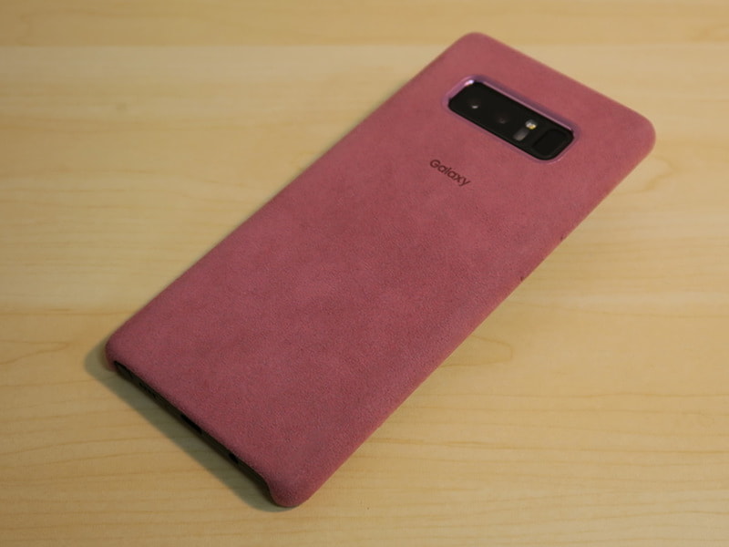 Galaxy S8/S8+では国内で扱われなかった「ALCANTARA COVER」がGalaxy Note8向けには販売されることになった。カラーはPink（写真）のほかに、Blackがある