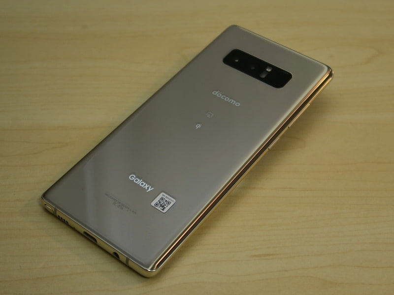 背面は光沢のある美しい仕上がり。指紋の跡が着きやすいので、カバーを装着しての利用がおすすめ