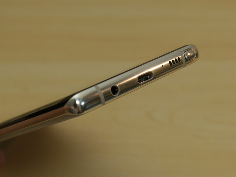 底面中央にはUSB Type-C外部接続端子を備える。右側にある四角い突起部分を押すと、Sペンの頭部が飛び出し、簡単に取り出せる