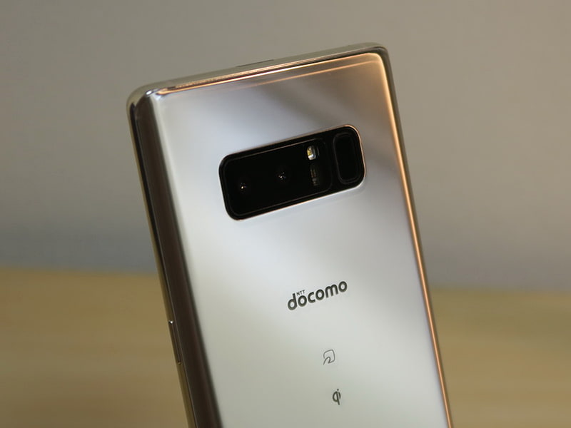 背面には広角と望遠を組み合わせたデュアルカメラを搭載。中央のLEDの左側がデュアルカメラで、右側が指紋認証センサー