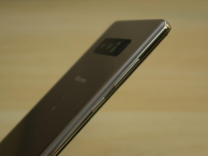 左側面は上部側に音量ボタン、下にBixbyボタンを備える