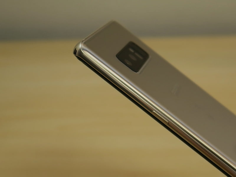 右側面は電源ボタンのみを備える