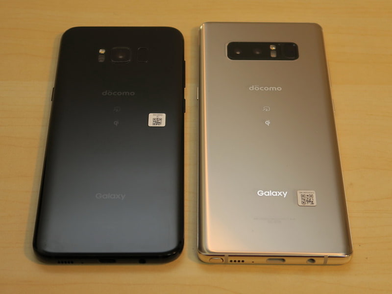 Galaxy S8+（左）とGalaxy Note8（右）を並べた背面側。Galaxy S8+のボディが丸みを帯びているのに対し、Galaxy Note8はスクエアなボディに仕上げられた