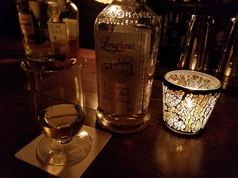 おなじみの薄暗いバーで撮影。暗いところでもこの明るさで撮影できるのはうれしい