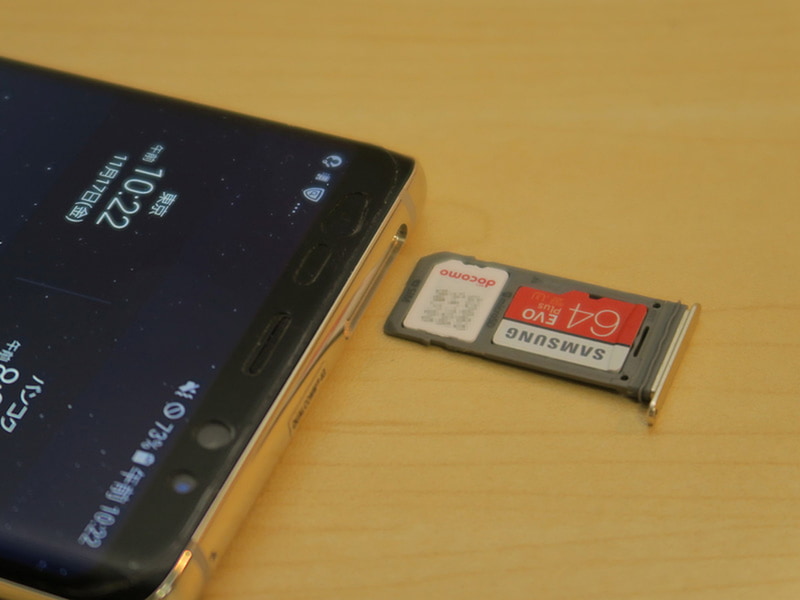 SIMカードは上部にトレイを備える。nanoSIMカードを採用し、microSDメモリーカードを装着できる