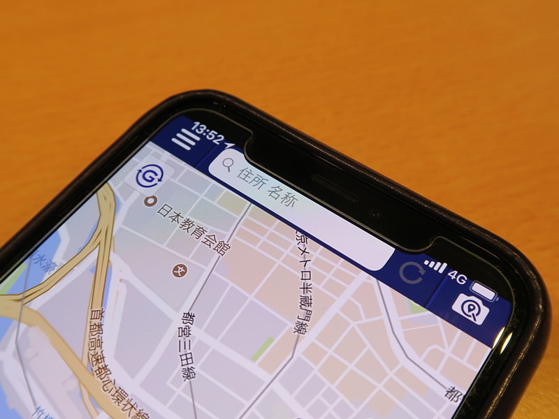 カーナビ連携アプリ「NaviCon」では検索ボックスが切り欠きにかかってしまい、うまく選択できない