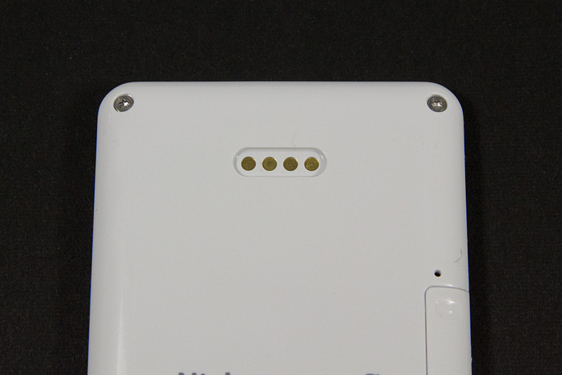 背面に充電・データ転送用のマグネット端子