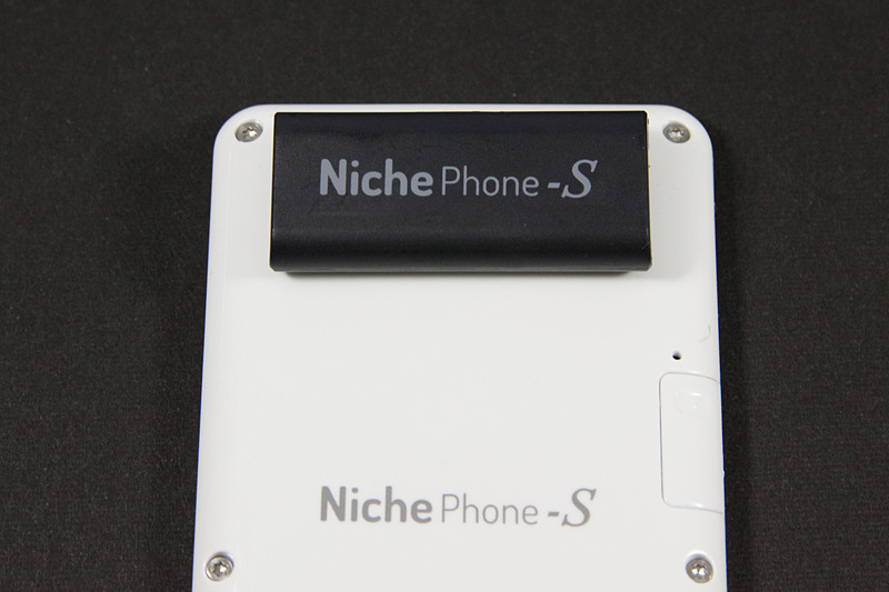 充電はマグネット端子に付属のmicroUSBアダプターを装着して行う