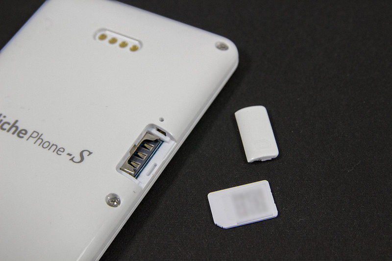左側面にnanoSIMスロット