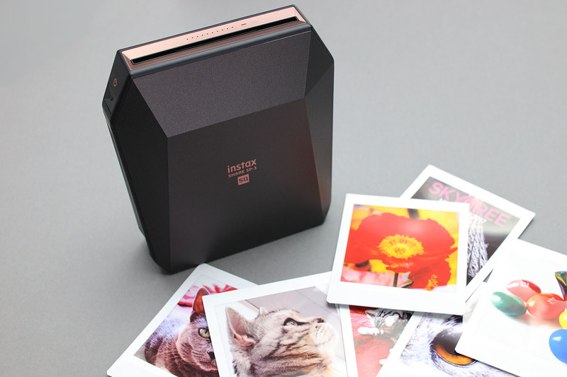 富士フイルムの「スマホdeチェキ（instax SHARE SP-3）」。新しく発売されたインスタントカラーフィルムの「instax SQUARE」を使うスマートデバイス用プリンターで、スマホで撮った写真をWi-Fiで転送してプリントできます。カラーはブラックのほかホワイトも。実勢価格は2万3000円前後。