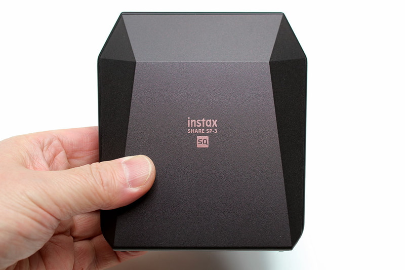 「SP-3」の本体サイズは、横116×縦130.5×厚さ44.4mmです。質量は312g（バッテリー/フィルム別）。バッグに入れて持ち歩けるサイズ・質量です。