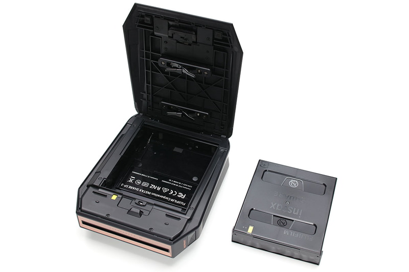 使用時は縦置き。上部からプリントされたフィルムが出てきます。プリント出口にはLEDがあり、バッテリー残量やフィルム残量を確認可能（これらはアプリでも確認可能です）。「インスタントカラーフィルム instax SQUARE」のカートリッジをセットして使います。