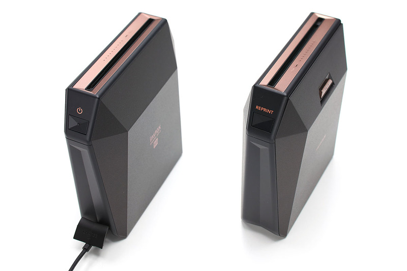 ボタン類は、電源ボタン、直前の画像を再度プリントする「REPRINT」ボタンだけです。電源は脱着可能な充電式バッテリー（NP-50）で、本体のmicroUSB端子からUSB充電して使います。満充電から約160枚プリント可能。スマートフォンとの接続はWi-Fi（IEEE802.11b/g/n）です。