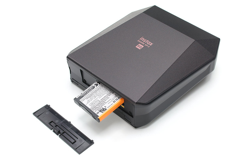 ボタン類は、電源ボタン、直前の画像を再度プリントする「REPRINT」ボタンだけです。電源は脱着可能な充電式バッテリー（NP-50）で、本体のmicroUSB端子からUSB充電して使います。満充電から約160枚プリント可能。スマートフォンとの接続はWi-Fi（IEEE802.11b/g/n）です。