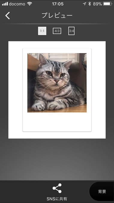 専用アプリ「スマホ de チェキ」（iOS版）の表示例。左がホーム画面ですが、できることはそれほど多くないので、迷わず使っていけます。中央はInstagramの写真を閲覧している様子で、Instagramの写真をプリントすることもできます。右は、「SP-3」からのプリント用にトリミングや色補正などを行った画像を、SNSに投稿する機能。背景として写真や好みのカラーを設定することもできます。
