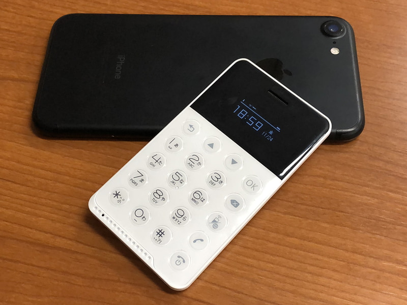 iPhoneと並べると小ささが分かるだろうか