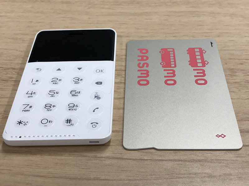 小さいだけでなく、なかなかに薄い