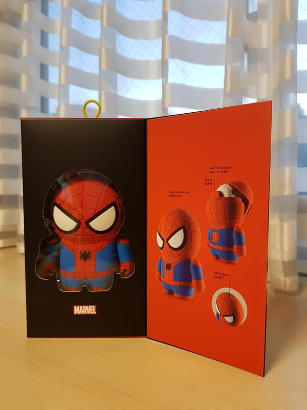 扉を開くとシリコンのコスチュームを纏ったスパイダーマンが現れる