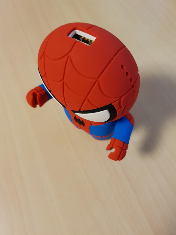 スマホへの給電を行うポートは、なんと頭のてっぺんに！