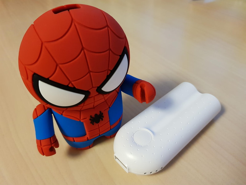 内蔵バッテリーを全部引き出してみると、意外と変形で驚いてしまった。“被り物モバイルバッテリー”専用充電池なのかも