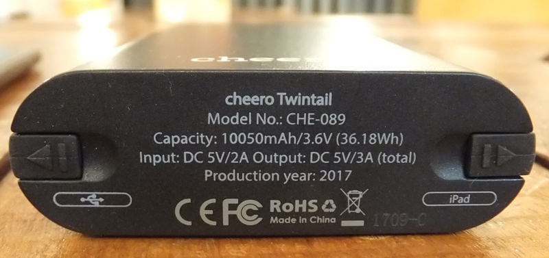 底面拡大。出力が5V/3Aであることがわかる