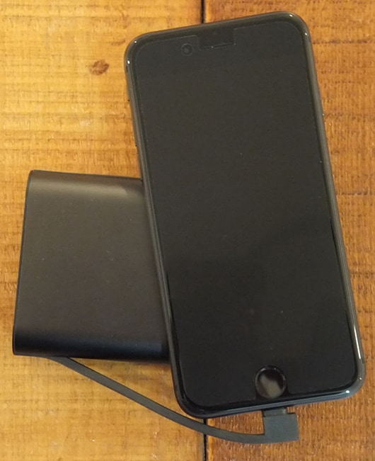 充電中の様子。ケーブルに逆らわないように置くとこうなる