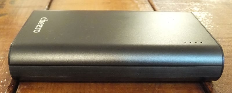 バッテリー側面。このゴムの部分が滑り止めになっているので使いやすい