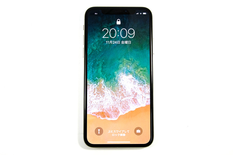 前面上部にカメラや顔認証機能「Face ID」用のセンサーを集中