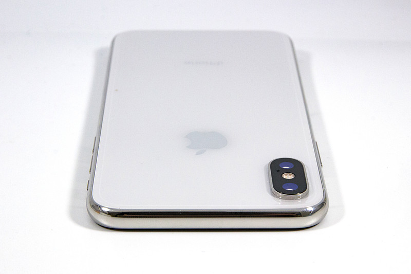 前面上部にカメラや顔認証機能「Face ID」用のセンサーを集中