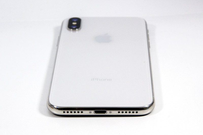 前面上部にカメラや顔認証機能「Face ID」用のセンサーを集中