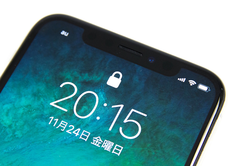 前面上部にカメラや顔認証機能「Face ID」用のセンサーを集中