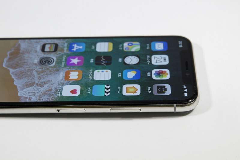 右側面のボタンでSiriを起動。スクリーンショットの撮影は右ボタン＋音量キー上。長押しで電源オフ画面