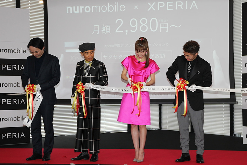 渡辺氏とともにテープカット